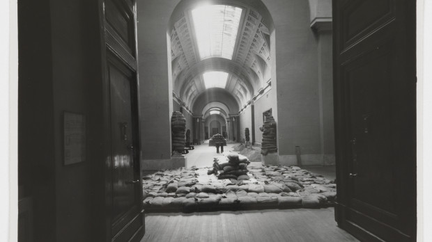 La galería central del Museo del Prado, sin cuadros, durante la Guerra Civil