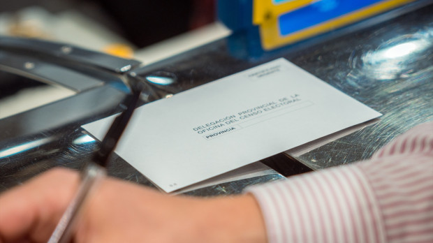 Un sobre de la delegación provincial de la Oficina del censo electoral tras la solicitación del voto por correo, en 2023