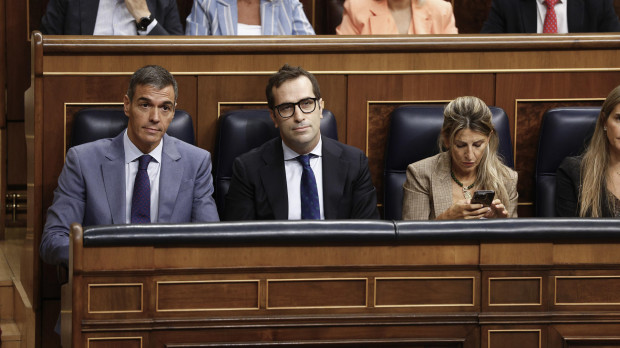 El ministro de Economía, Carlos Cuerpo, entre Pedro Sánchez y Yolanda Díaz.