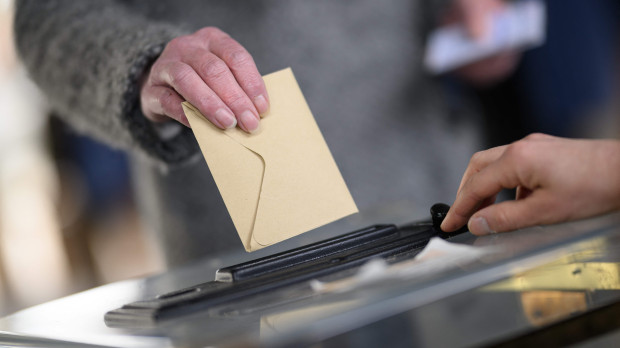 Un votante introduce su voto en la urna