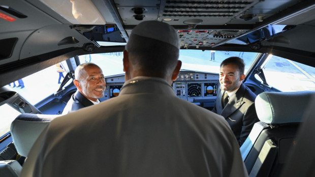 El Santo Padre saluda a los pilotos que le llevarían hasta París