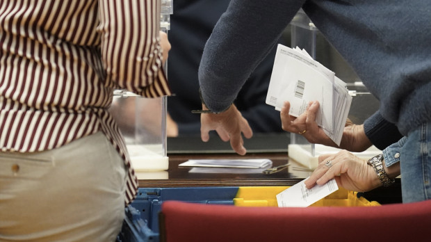 Varias personas durante el recuento del voto CERA en el Palacio de Justicia de Bilbao