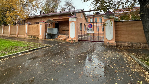 Una vista de la entrada al recinto del instituto antiepidémico en la ciudad de Irkutsk
