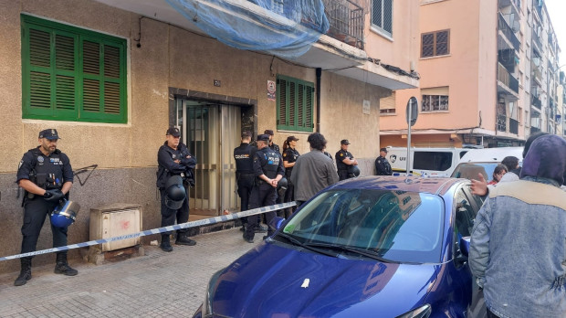 Efectivos policiales en un deshaucio