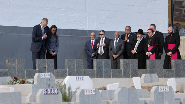 Felipe VI y Letizia guardan un minuto de silencio en homenaje a los fallecidos el 30 de julio mientras intentaban entrar en el enclave español, durante una visita al cementerio de Sidi Embarek en Ceuta