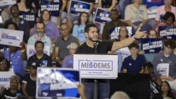 El candidato demócrata Abdul El-Sayed en un acto de campaña en Detroit, Michigan