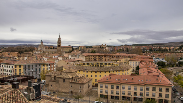 Vista panorámica de la plaza de toros y la Catedral de Tarazona, Zaragoza