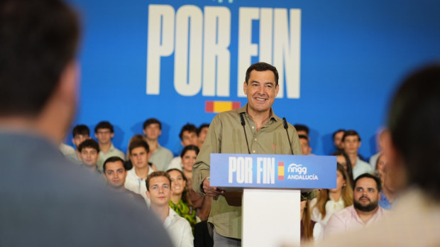 El presidente de la Junta de Andalucía, Juanma Moreno, en el acto de Nuevas Generaciones en Sevilla