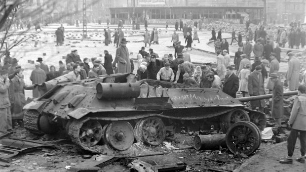 Tanque soviético destruido en las calles de Budapest durante la Revolución húngara de 1956