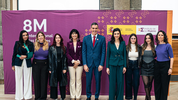 La ministra de Igualdad, Ana Redondo, y el presidente del Gobierno, Pedro Sánchez, en el último acto institucional con motivo del 8M