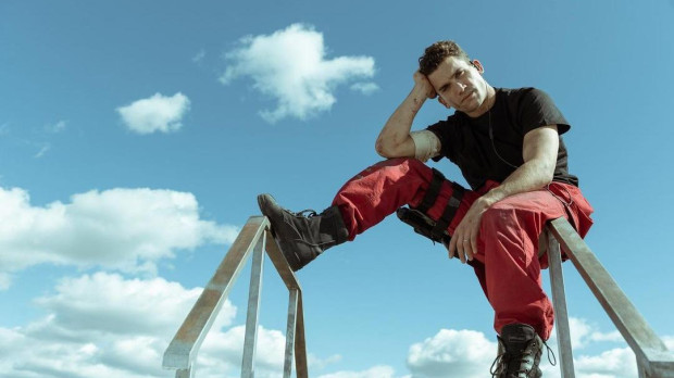 Jaime Lorente en un descanso de rodaje de 'La Casa de Papel' | Instagram