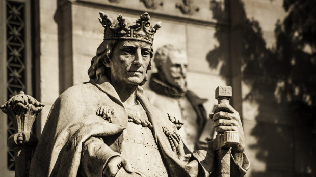 Estatua de Alfonso X el Sabio en la Biblioteca Nacional
