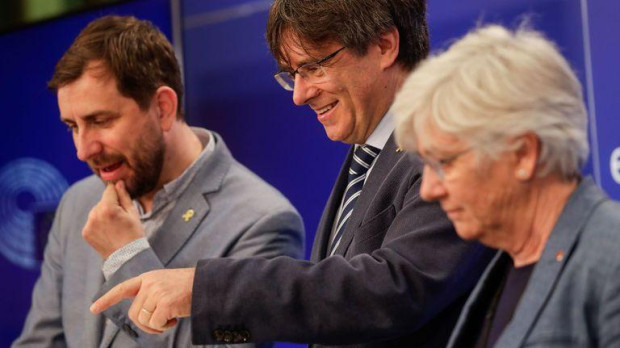 Puigdemont flanqueado por Ponsatí y Comín