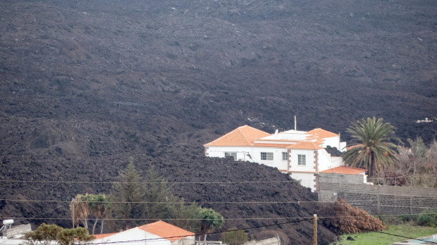Dos casas en La Palma a punto de ser devoradas por una colada de lava del volcán Cumbre Vieja
