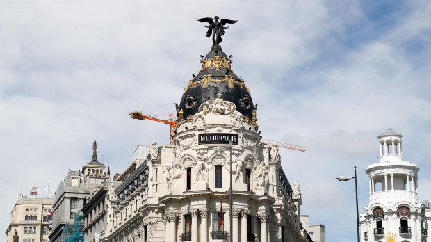 Fachada del edificio Metrópolis de Madrid, al inicio de la Calle Gran Vía.