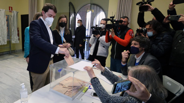 Fernández Mañueco votando en Salamanca