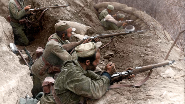 Fotografía coloreada de las trincheras republicanas en la batalla del Ebro