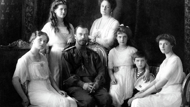 La familia imperial rusa. De izquierda a derecha: Olga, María, Nicolás II, Alejandra, Anastasia, Alekséi y Tatiana