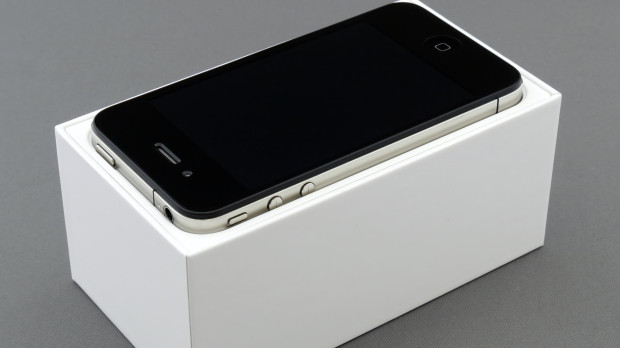 Alquilar un móvil es una buena opción, pero hay letra pequeña