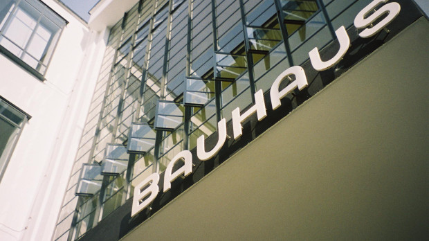 La entrada al bloque de talleres de la Bauhaus de Dessau, 2005