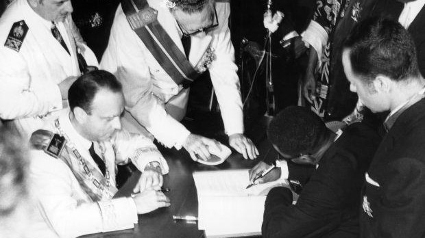 Manuel Fraga y Macías Nguema firmando el Acta de Independencia de Guinea Ecuatorial