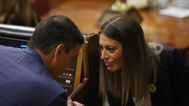 El presidente del Gobierno, Pedro Sánchez, conversa con la portavoz de Junts en el Congreso, Míriam Nogueras, en la segunda jornada de la 26 edición del Debate sobre el Estado de la Nación, en el Congreso de los Diputados, a 13 de julio de 2022, en Madrid (España). Tras siete años sin celebrarse ninguno, la Cámara baja acoge durante los días 12, 13 y 14 de julio la vigésima sexta edición del debate sobre el estado de la Nación desde 1983 y el primero que se lleva a cabo con Pedro Sánchez como presidente del Gobierno. Esta edición del debate, también es la primera para Unidas Podemos, Vox y Ciudadanos, ya que en 2015 ninguna formación tenía representación parlamentaria para participar. Durante el debate, el Gobierno expone y hace balance de los resultados de la política que ha llevado a cabo, la oposición comparece para fijar sus posturas y se votan las propuestas de resolución formuladas por las demás formaciones. Entre los temas que se discutirán está la reforma laboral, el plan nacional de respuesta a las consecuencias económicas de la guerra en Ucrania, los últimos presupuestos generales del Estado aprobados, las políticas de recuperación tras la erupción del volcán en la isla de La Palma, los fondos europeos Next Generation, la excepción ibérica al gas, España como anfitriona en la cumbre de la OTAN y la presidencia del Consejo de la Unión Europea en el segundo semestre de 2023. 13 JULIO 2022;26 EDICION;DEBATE;NACION;ESTADO Eduardo Parra / Europa Press (Foto de ARCHIVO) 13/7/2022