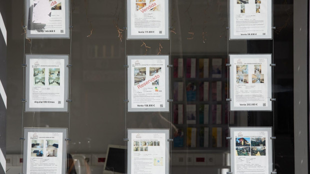Anuncios de pisos en venta en una inmobiliaria.