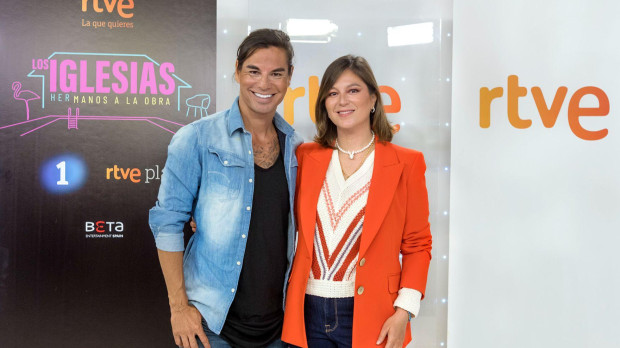 Julio Iglesias Jr. y Chábeli, presentadores de Los Iglesias. Hermanos a la obra