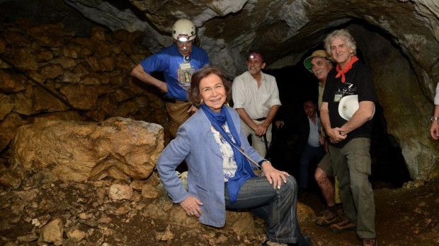La Reina Doña Sofía, durante una de sus visitas a los yacimientos de Atapuerca