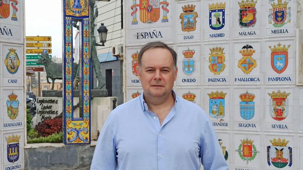 Javier Celaya en el monumento a las ciudades españolas, en Ceuta
