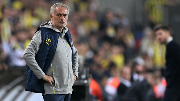 José Mourinho fue amonestado por criticar una acción del colegiado en su tablet