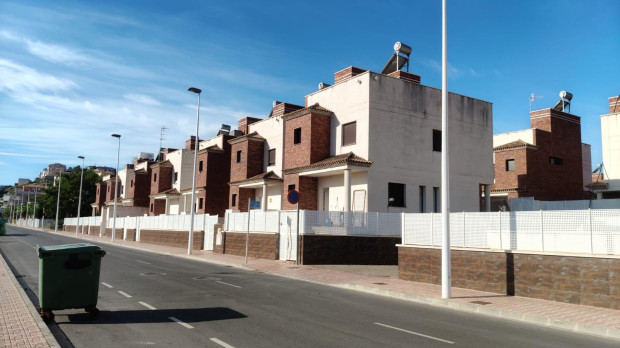 Imagen de los chalets okupados en Oropesa del Mar, Castellón