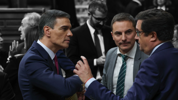 Juan Lobato, entre Pedro Sánchez y Óscar López en el Congreso de los Diputados