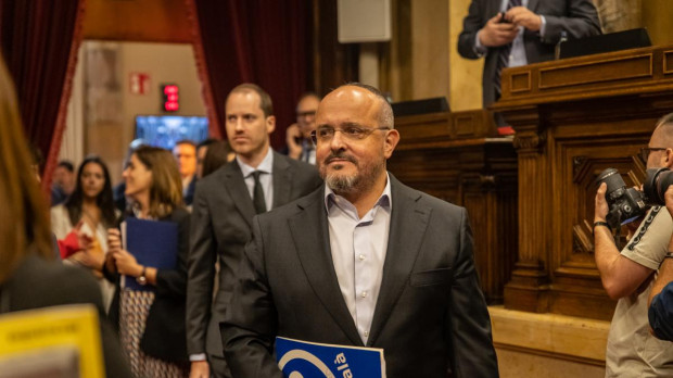 El presidente del PP catalán, Alejandro Fernández, seguido del portavoz del grupo popular, Juan Fernández, en el Parlament