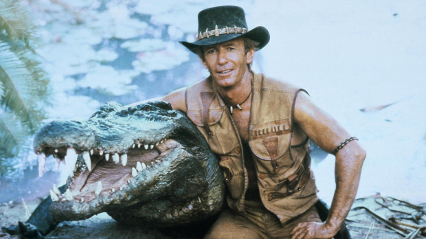 Paul Hogan, junto a Burt, el cocodrilo de la película Cocodrilo Dundee