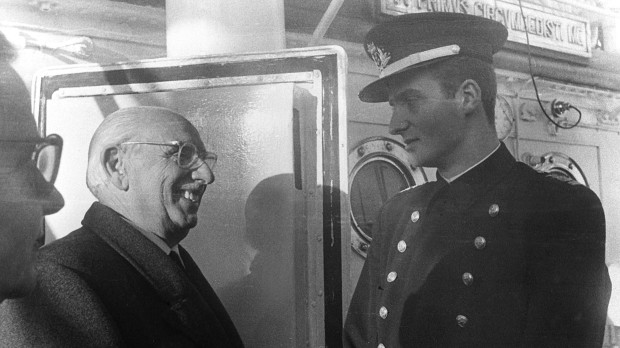 Don Juan Carlos con el escritor y académico José María Pemán en el puerto de Cádiz, antes de la partida del buque Juan Sebastián Elcano