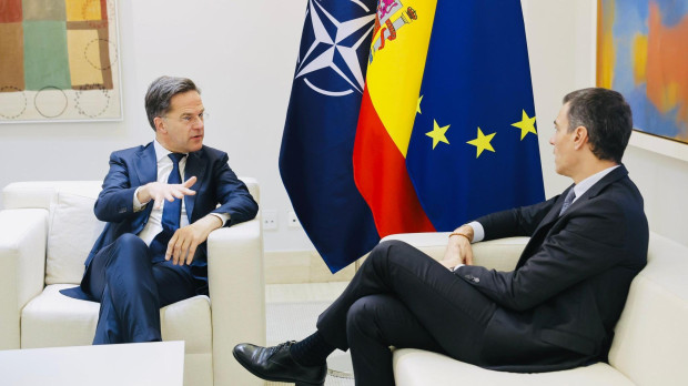 El presidente del Gobierno, Pedro Sánchez (d), y el secretario general de la OTAN, Mark Rutte (i), durante su reunión en la Moncloa