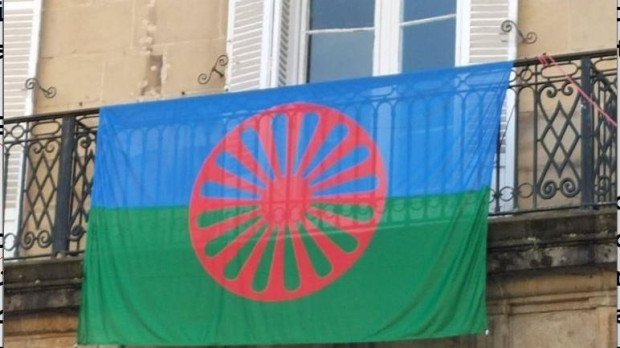 Bandera gitana colgada en la Plaza Nueva de Bilbao para conmemorar el Día Internacional del Pueblo Gitano