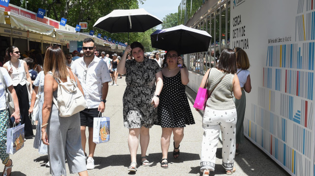 Decenas de personas durante la 84ª Feria del Libro de Madrid, en el parque del Retiro, a 31 de mayo de 2025, en Madrid
