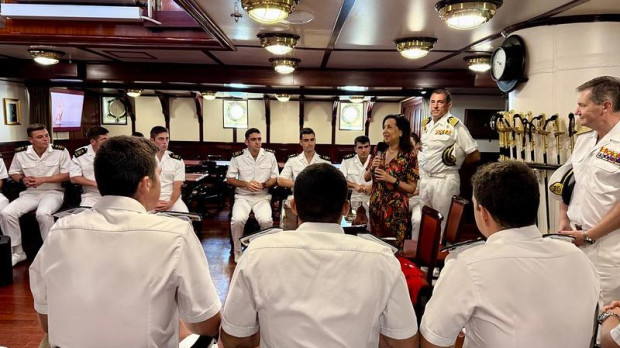 La ministra de Defensa; Margarita Robles, durante su visita al buque escuela de la Armada española Juan Sebastián ed Elcano