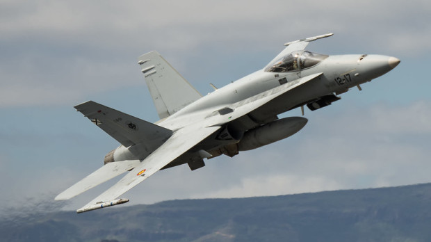 Un F-18 del Ala 12 del Ejército del Aire maniobra en vuelo