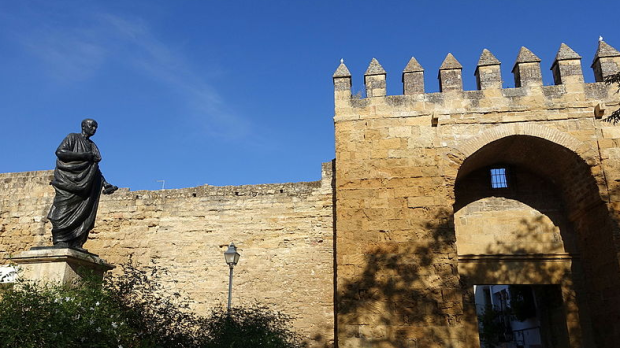 La estatua de Séneca y la Puerta de Almodóvar en Córdoba