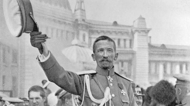 Kornílov, aclamado por los conservadores a su llegada a Moscú para la Conferencia Estatal