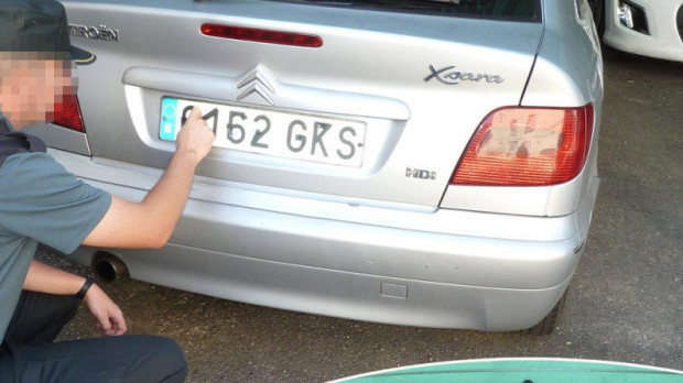 Matrícula manipulada con cinta aislante