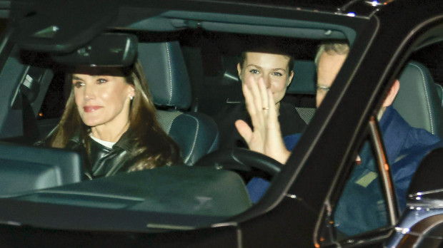 Felipe VI, Letizia y la Princesa Leonor de Borbón llegando a casa del padre de la Reina