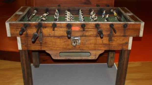 Un ejemplar de un futbolín antiguo