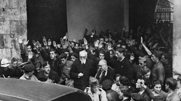 Unamuno (con barba blanca) y el obispo Enrique Pla y Deniel, tras el famoso enfrentamiento verbal con el general Millán Astray donde pronunció: "Venceréis, pero no convenceréis"