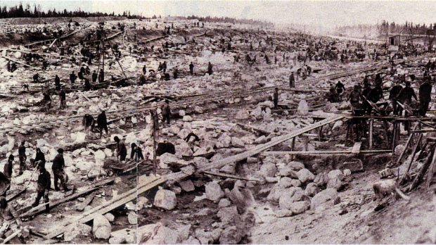Prisioneros trabajando en la construcción del canal Mar Blanco-Mar Báltico