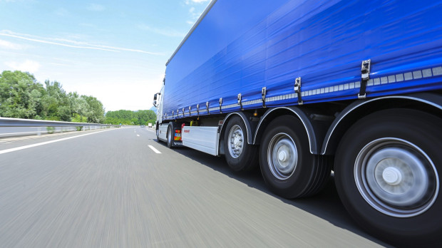 La tercera rueda contando desde la derecha no toca suelo