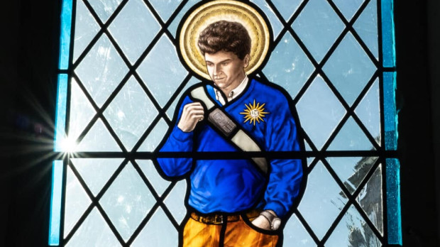 La vidriera que muestra al "influencer de Dios"